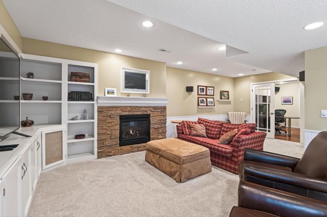 2536 Bridle Creek Trail, Chanhassen, MN 55317