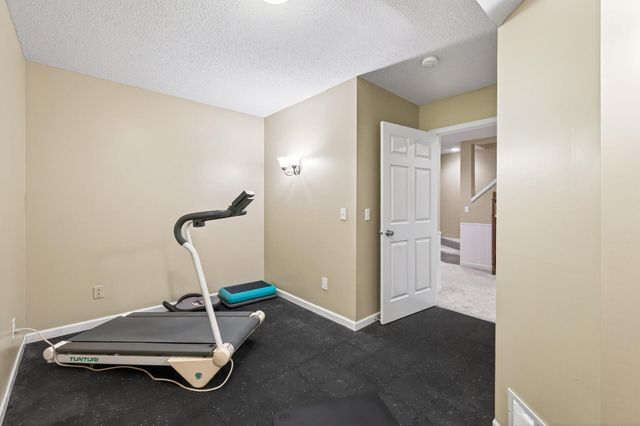 2536 Bridle Creek Trail, Chanhassen, MN 55317