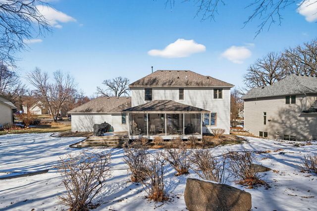 2536 Bridle Creek Trail, Chanhassen, MN 55317