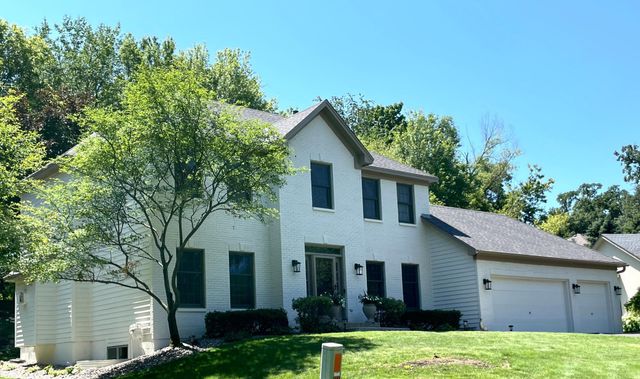 2536 Bridle Creek Trail, Chanhassen, MN 55317