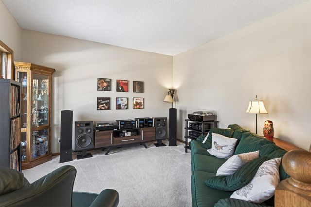 2536 Bridle Creek Trail, Chanhassen, MN 55317