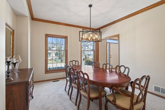 2536 Bridle Creek Trail, Chanhassen, MN 55317