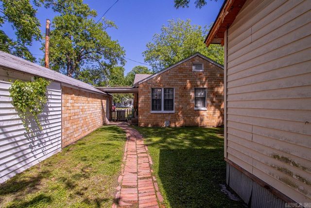 831 Center Street, Conway, AR 72034