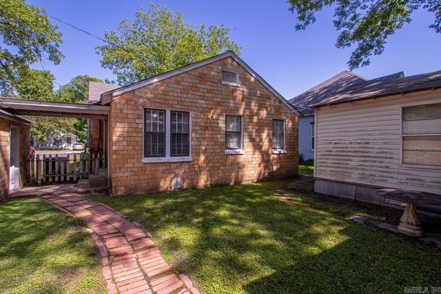 831 Center Street, Conway, AR 72034