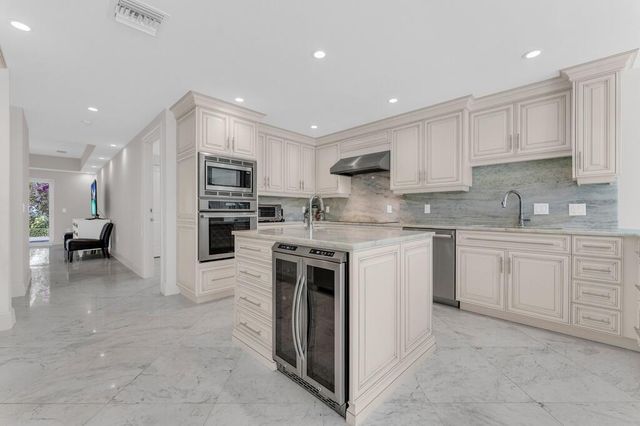 355 Oakview Drive, Delray Beach, FL 33445