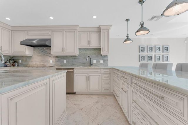 355 Oakview Drive, Delray Beach, FL 33445