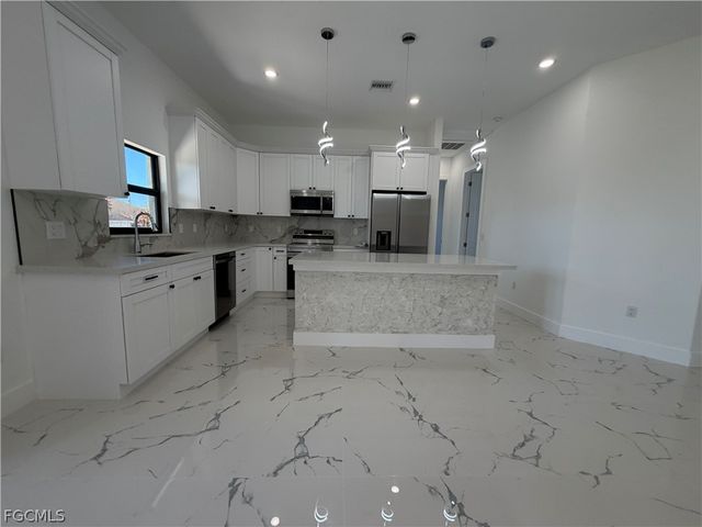 3903 17th ST SW, Lehigh Acres, FL 33976