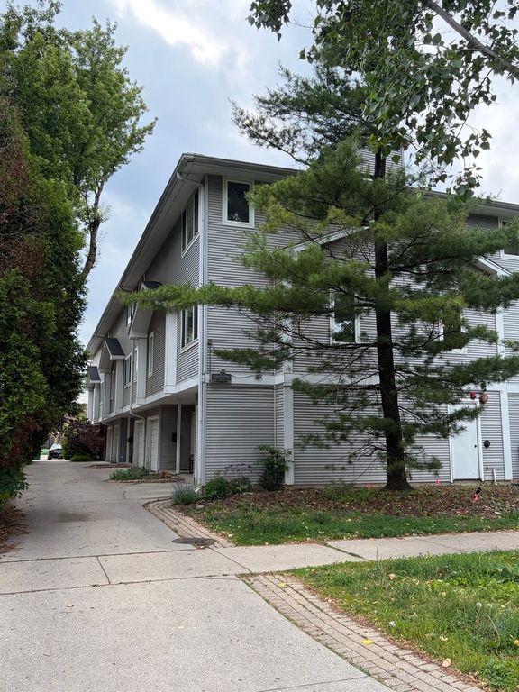 425 S Harvey Avenue E, Oak Park, IL 60302