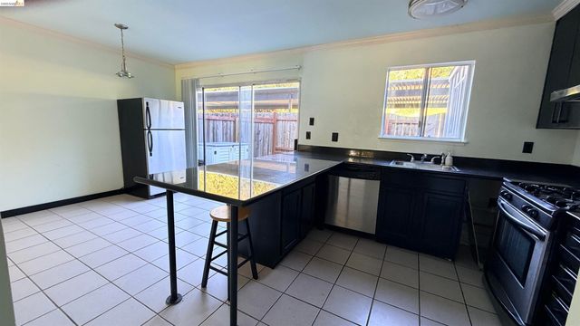 206 Park Ln, Richmond, CA 94803