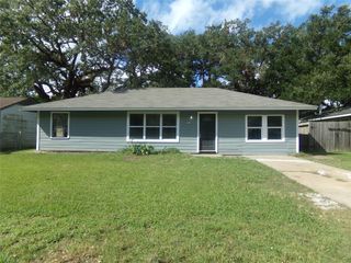 414 Gardenia Street, Lake Jackson, TX 77566