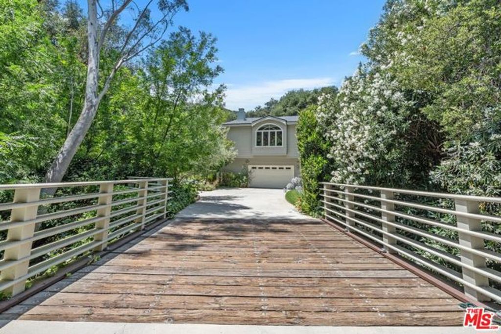 24753 Mulholland Highway, Calabasas, CA 91302