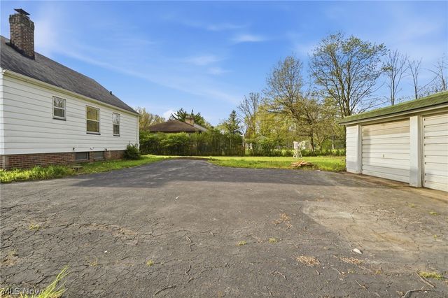 6210 Crossview Road, Seven Hills, OH 44131