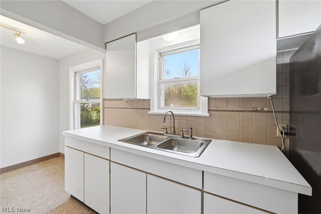 6210 Crossview Road, Seven Hills, OH 44131