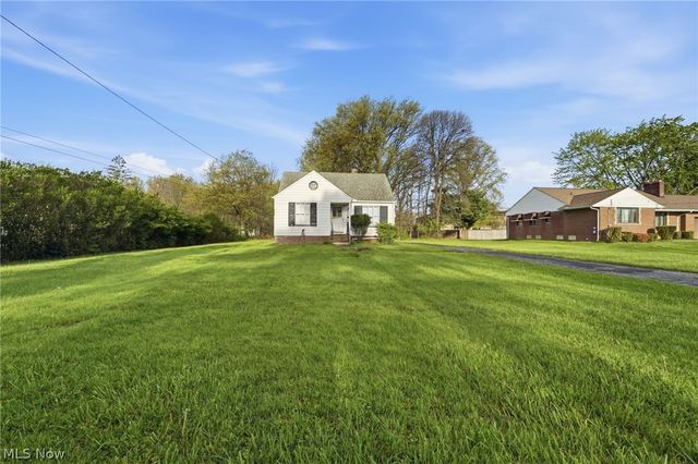 6210 Crossview Road, Seven Hills, OH 44131