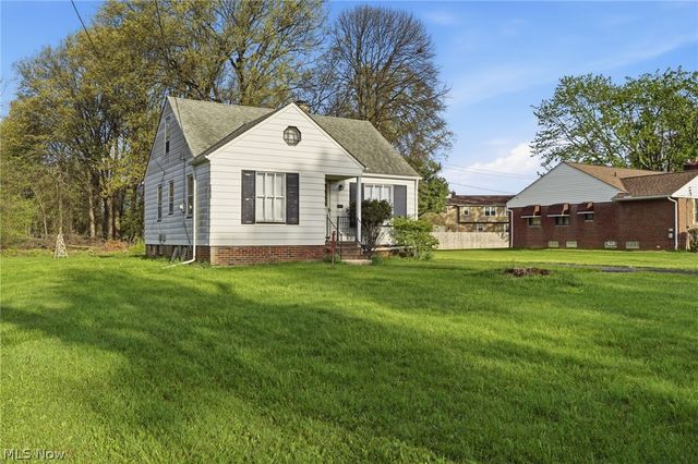 6210 Crossview Road, Seven Hills, OH 44131