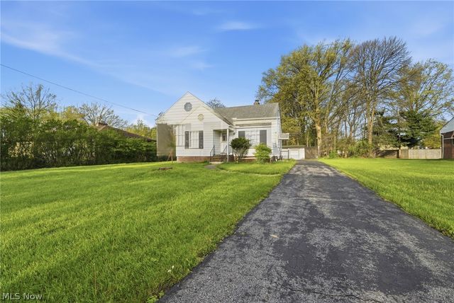 6210 Crossview Road, Seven Hills, OH 44131
