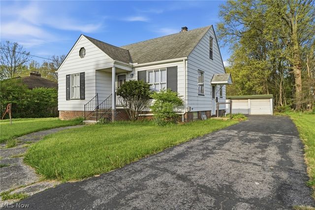 6210 Crossview Road, Seven Hills, OH 44131