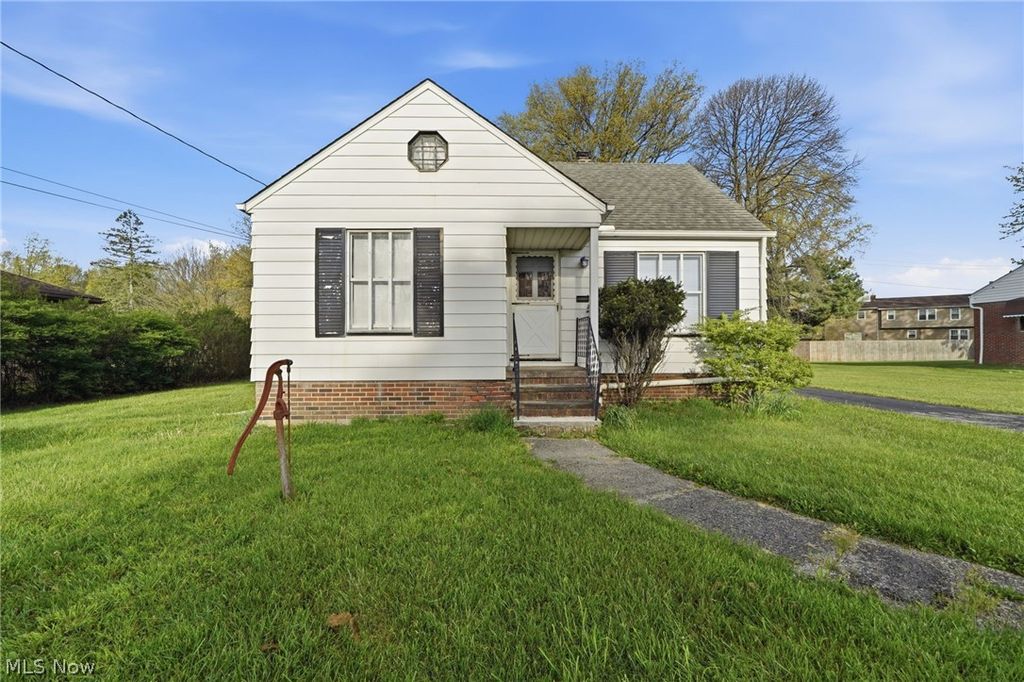 6210 Crossview Road, Seven Hills, OH 44131