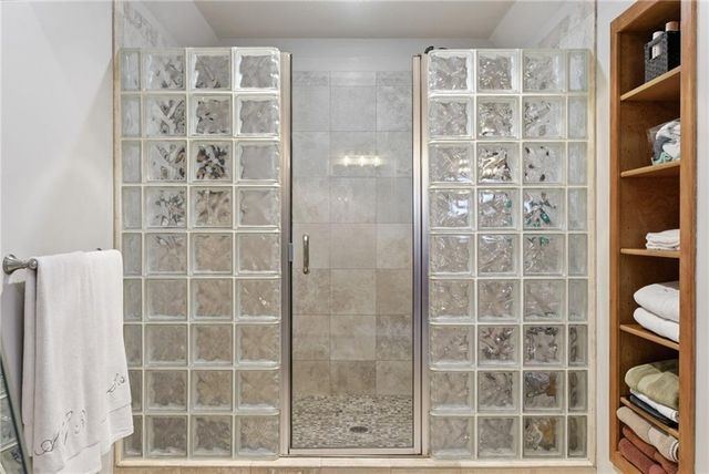 6103 Mashie Court, Parkville, MO 64152