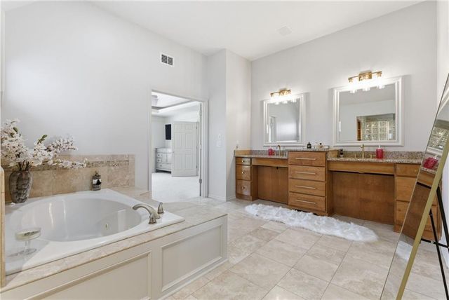 6103 Mashie Court, Parkville, MO 64152