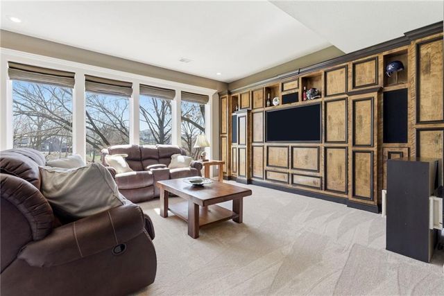 6103 Mashie Court, Parkville, MO 64152