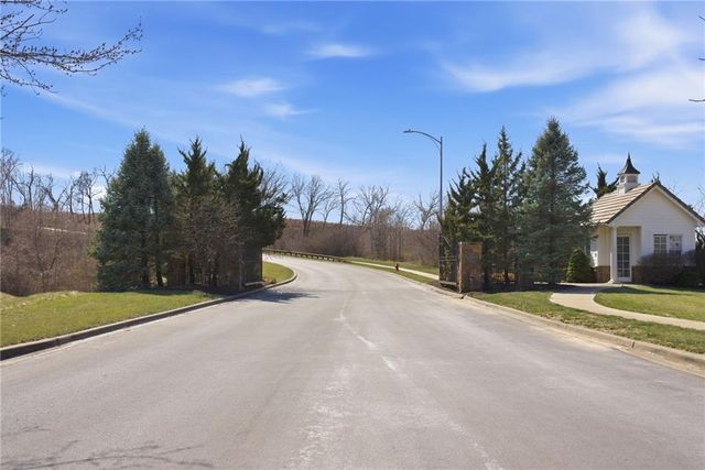 6103 Mashie Court, Parkville, MO 64152