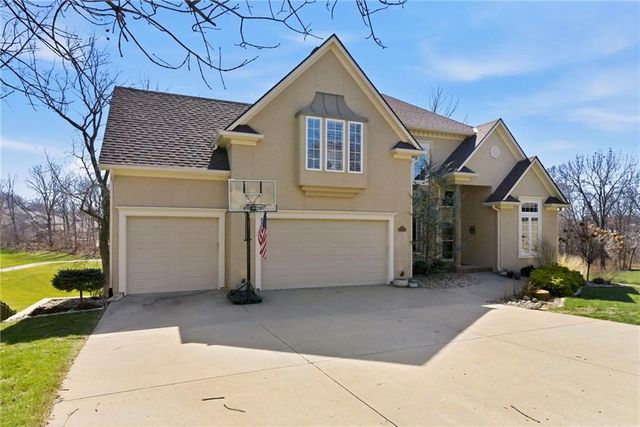 6103 Mashie Court, Parkville, MO 64152