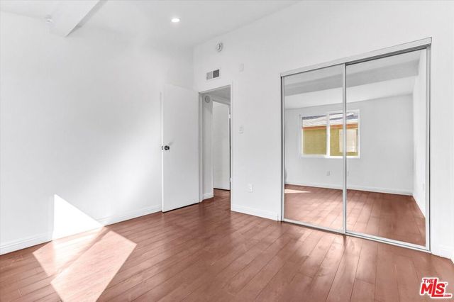 6155 Reseda Boulevard 4, Tarzana, CA 91335