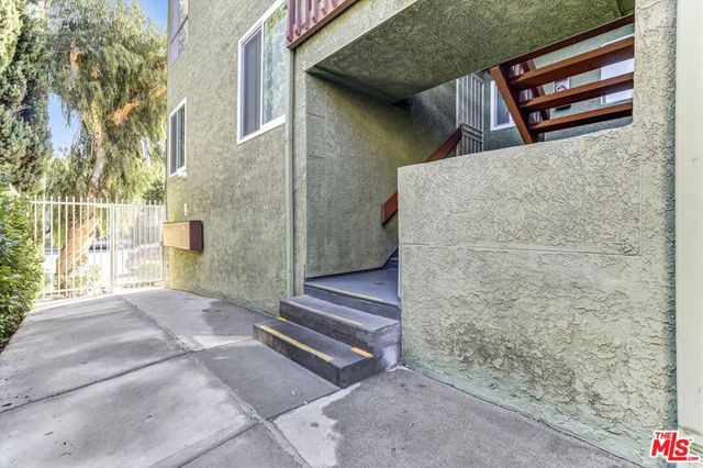 6155 Reseda Boulevard 4, Tarzana, CA 91335