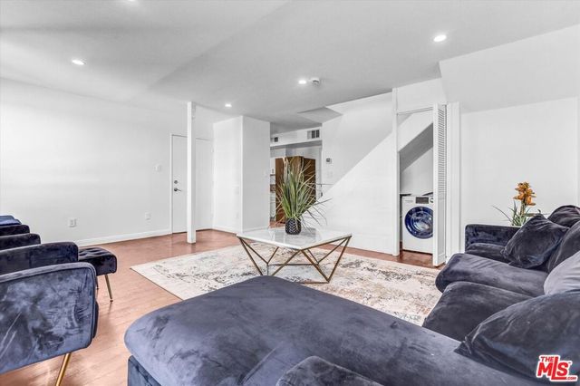 6155 Reseda Boulevard 4, Tarzana, CA 91335