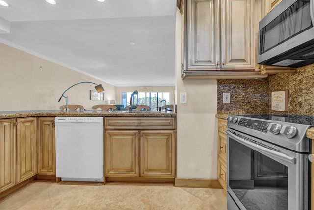 3050 NE 48th Court 305, Lighthouse Point, FL 33064