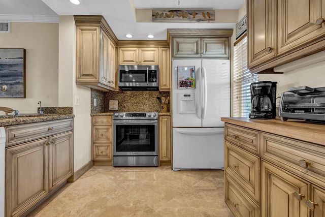 3050 NE 48th Court 305, Lighthouse Point, FL 33064