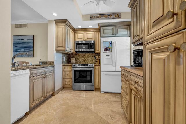 3050 NE 48th Court 305, Lighthouse Point, FL 33064