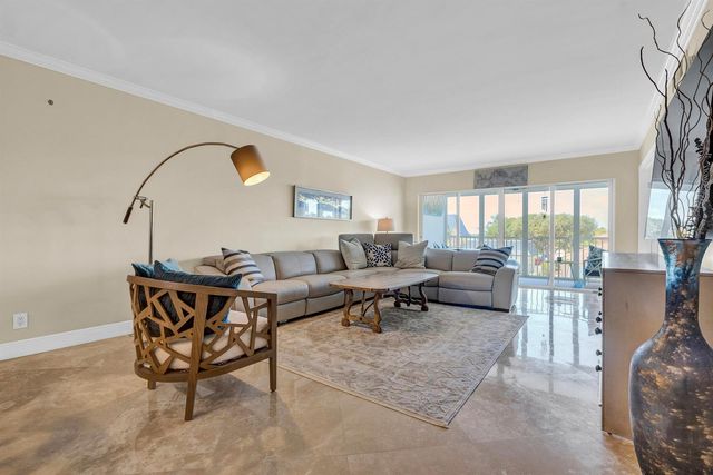 3050 NE 48th Court 305, Lighthouse Point, FL 33064