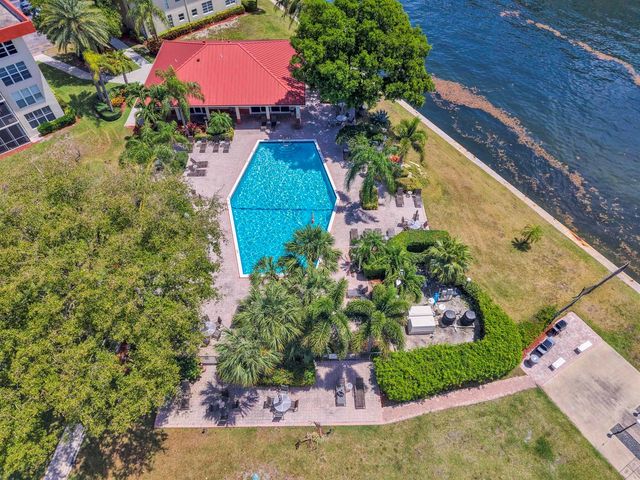3050 NE 48th Court 305, Lighthouse Point, FL 33064