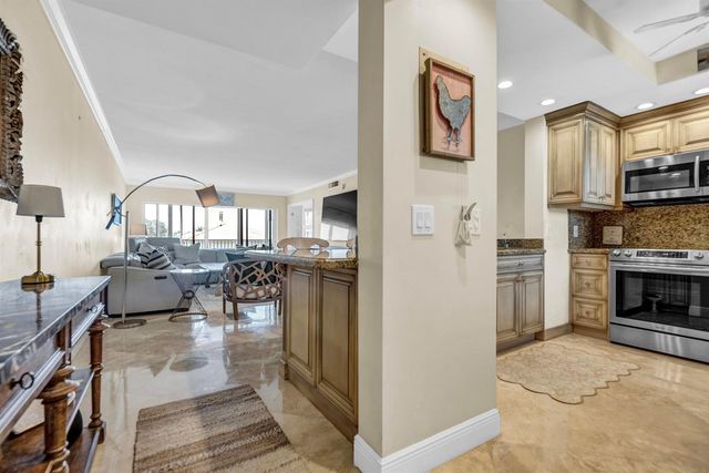 3050 NE 48th Court 305, Lighthouse Point, FL 33064