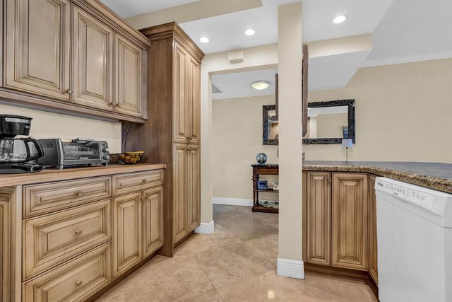 3050 NE 48th Court 305, Lighthouse Point, FL 33064