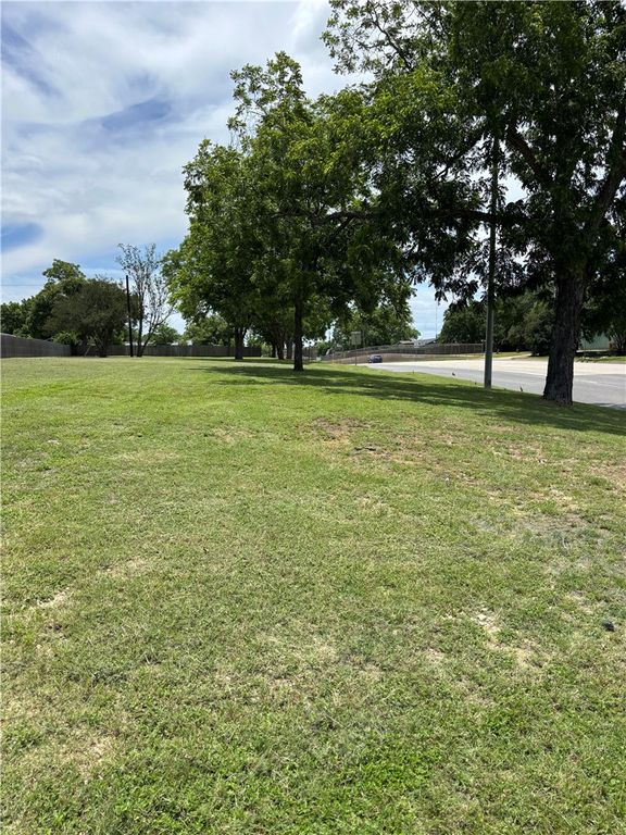 901, 905, 411 W ST HWY 21 Highway, Caldwell, TX 77836 — exterior