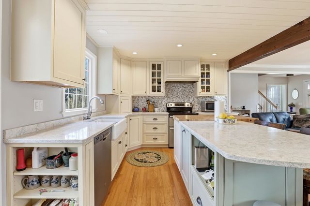 2 Steppingstone Road, Bedford, NH 03110