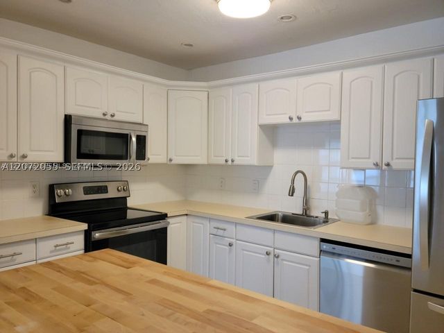 4730 NW 10th Ct 302, Plantation, FL 33313