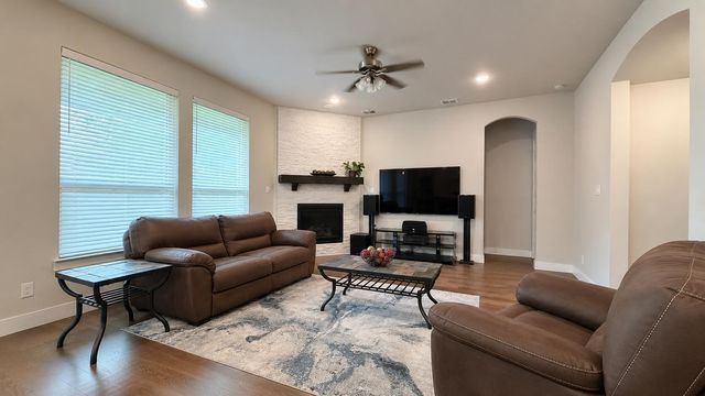912 Fallbrook Avenue, Denton, TX 76210