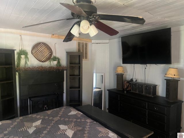 278 Lone Valley Rd., Gilbertsville, KY 42044