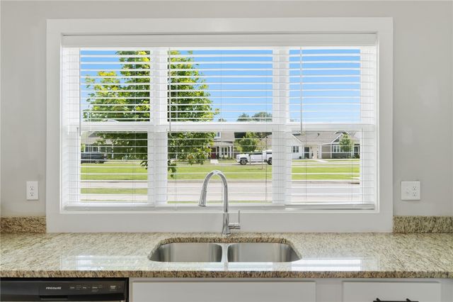 825 NE Heights Lane, Bentonville, AR 72712