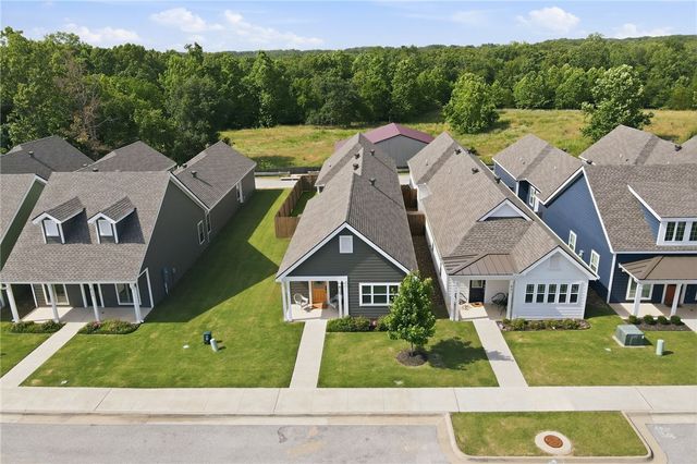 825 NE Heights Lane, Bentonville, AR 72712