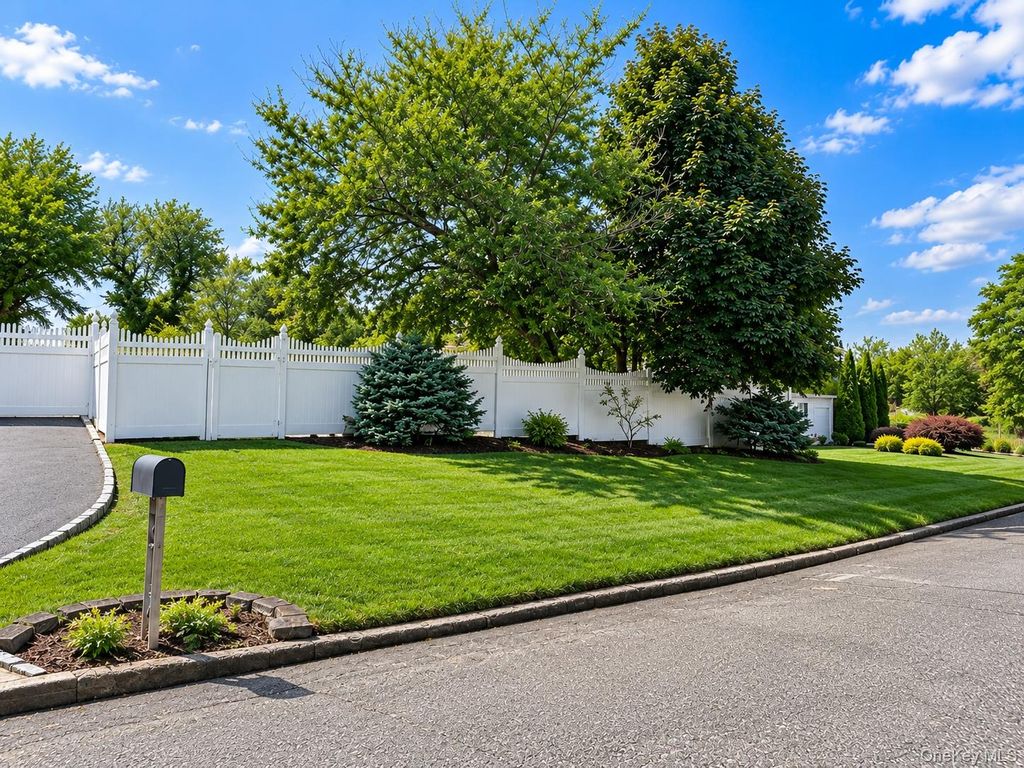 2 Carol Avenue, Farmingville, NY 11738 — photo 3