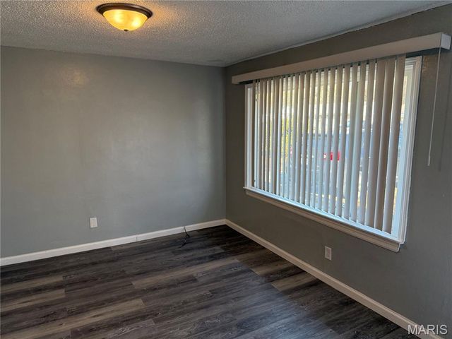 9713 Dennis Drive, St Louis, MO 63136