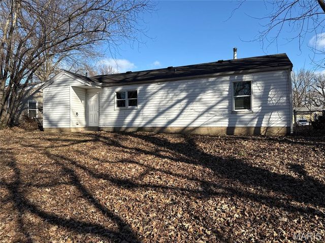 9713 Dennis Drive, St Louis, MO 63136