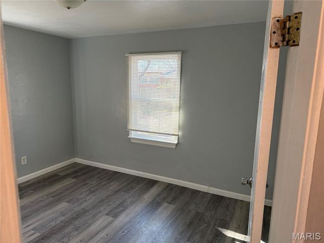 9713 Dennis Drive, St Louis, MO 63136