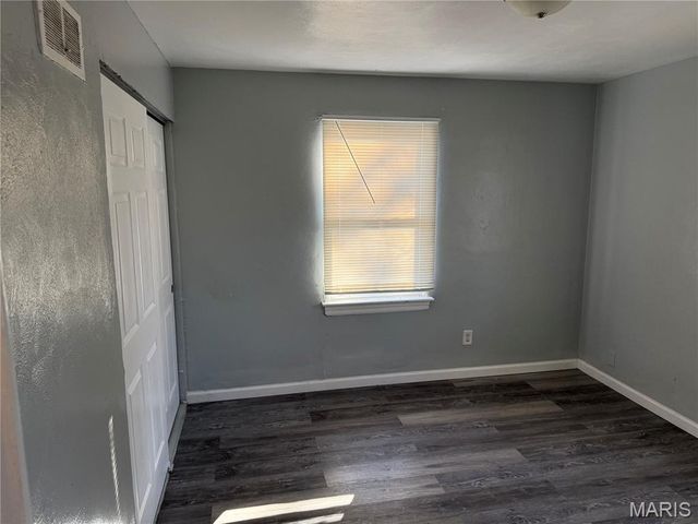 9713 Dennis Drive, St Louis, MO 63136