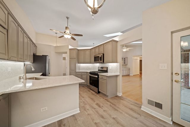 5645 S Cass Avenue 301, Westmont, IL 60559